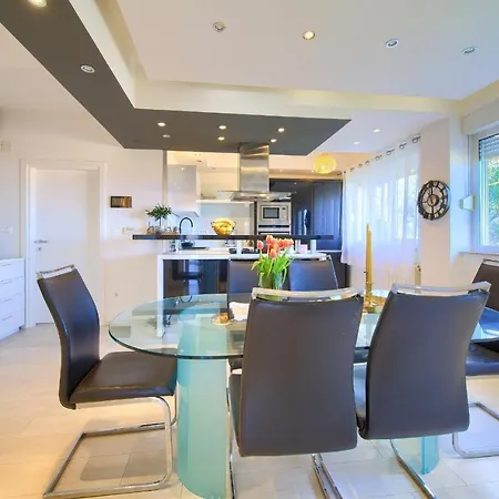 Vanessa Sea View Duplex Penthouse, شقة