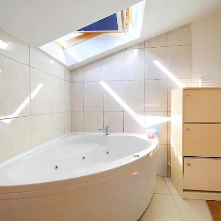 Luxury Vanessa, * Njivice