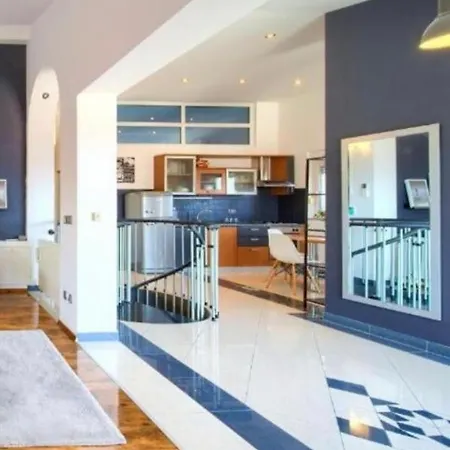 Vanessa Sea View Duplex Penthouse, شقة