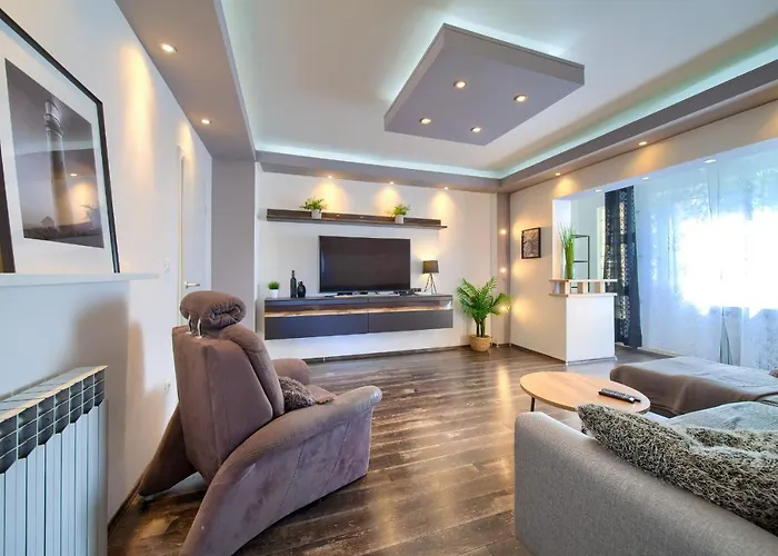 Vanessa Sea View Duplex Penthouse, Njivice شقة