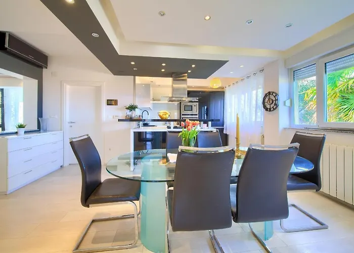 Vanessa Sea View Duplex Penthouse, Njivice شقة