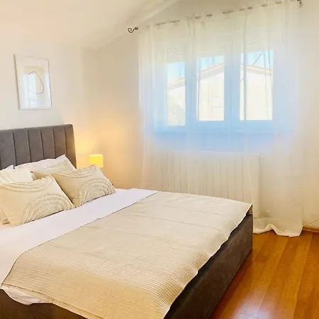 Vanessa Sea View Duplex Penthouse, Apartamento Njivice